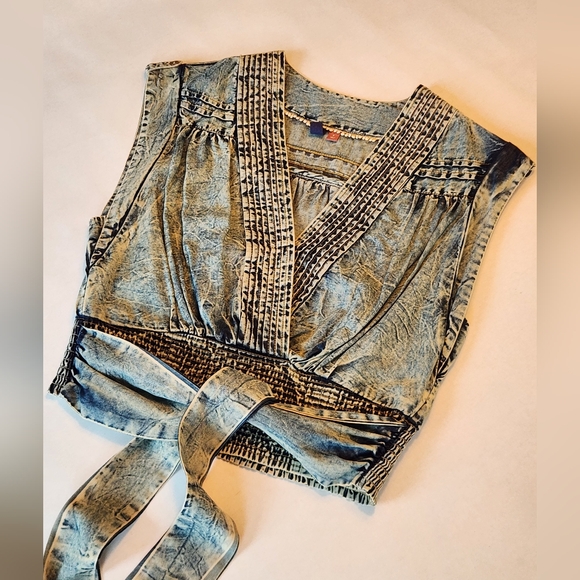 New! || PILCRO || Wrap, vest, chambrey, cropped, pullover, size small, blue - Picture 11 of 12